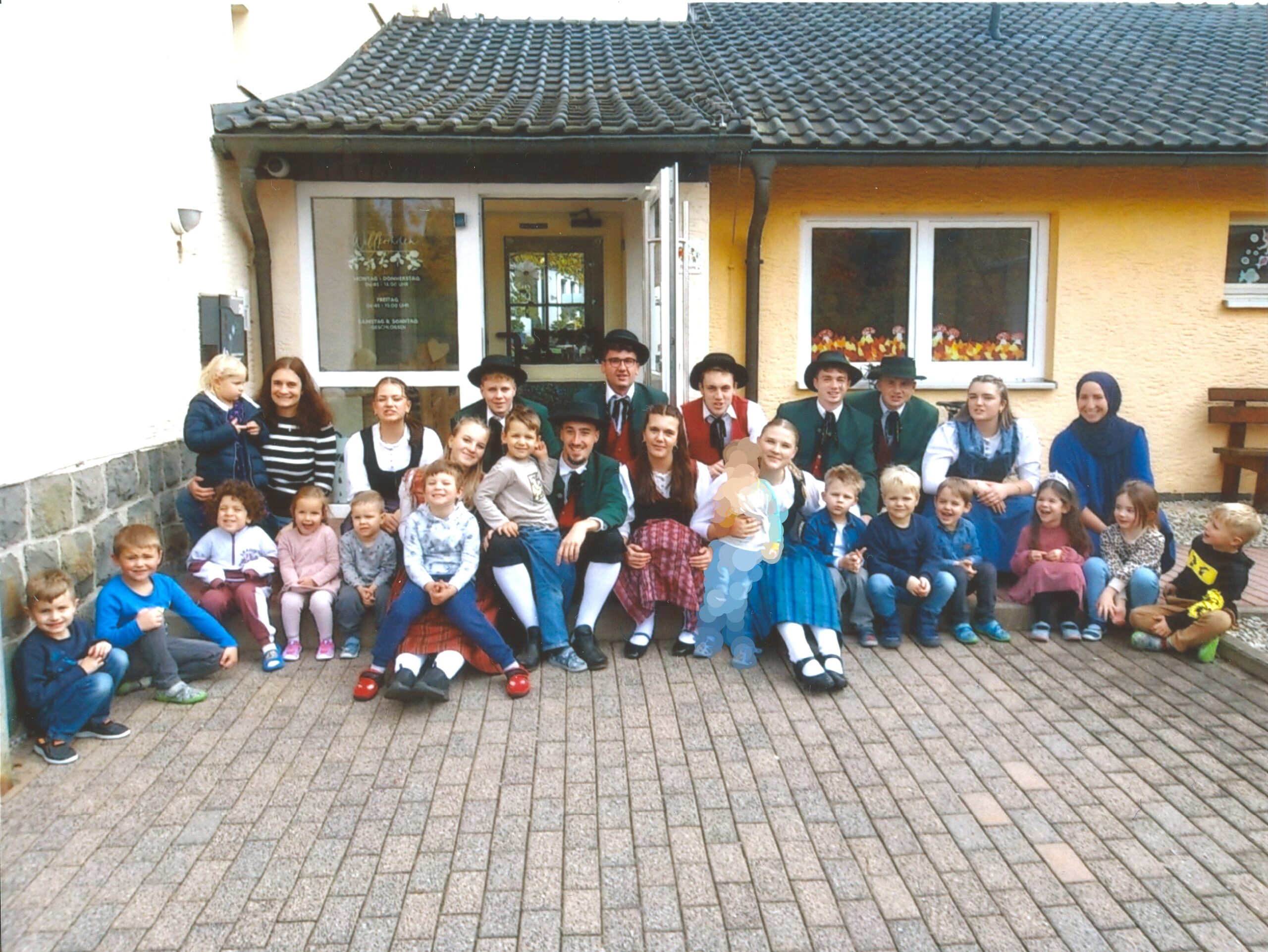 Besuch der Kerwa-Paare im Kindergarten / Wirtshaussingen